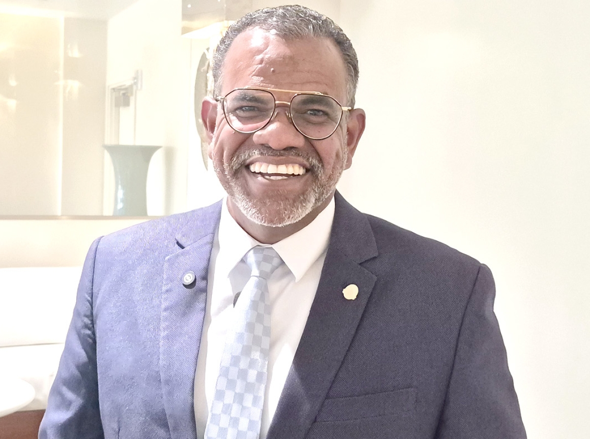 Minister Wever lo presenta den reunion publico pa duna informacion di su plan di accion